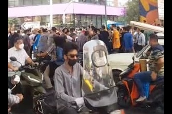 تجمع محدود در یکی از خیابان‌های تهران