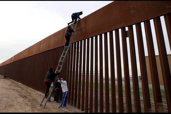 بالا رفتن مهاجران از دیوار ۱۵ میلیارد دلاری ترامپ با نردبان ۵ دلاری!