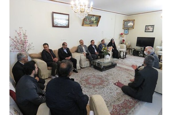  دیدار اعضای شورای شهر با خانواده‌ شهید «حسین ناصر خاکی» در منطقه ۵ کرج