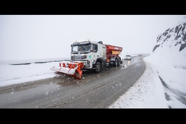 آغاز فعالیت برف‌روبی تیم‌های راهداری در محورهای کوهستانی البرز