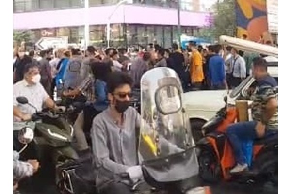 تجمع محدود در یکی از خیابان‌های تهران