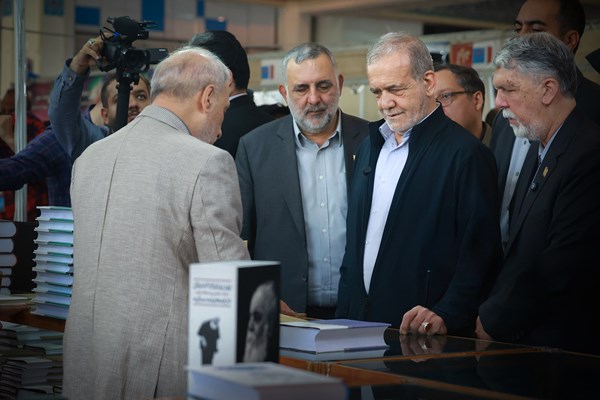  مردم باید این حق را داشته باشند که با آزادی کتاب مورد نظر خود را برگزینند 