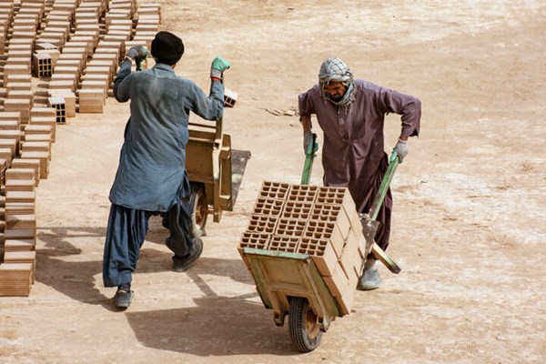 به‌کارگیری اتباع غیرمجاز جرم است