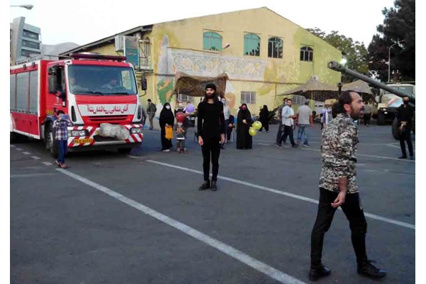 اجرای تئاتر خیابانی به مناسبت هفته دفاع مقدس در کرج