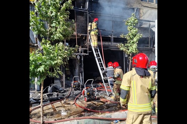 آتش سوزی واحد تجاری در کرج مهار شد