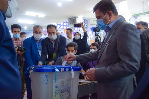  استاندار البرز رای خود را به صندوق انداخت