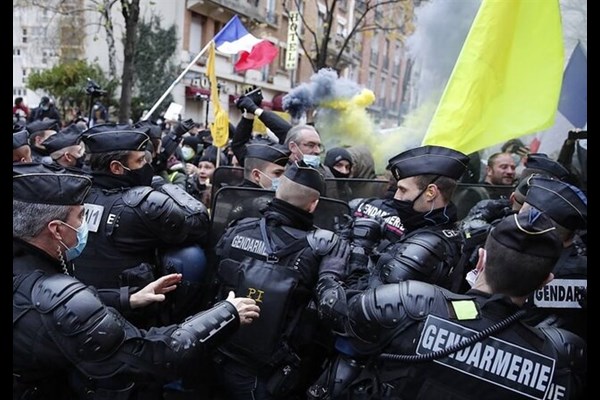 استقرار ۴۵ هزار پلیس فرانسه برای مهار اعتراضات شبانه