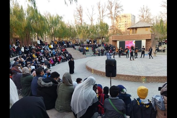 جشنواره انار بهانه‌ای برای دورهمی اقوام در ایران کوچک
