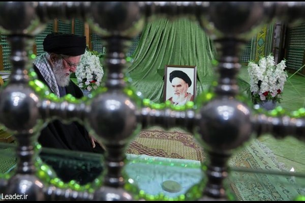  رهبر انقلاب در مرقد مطهر امام راحل(ره) حضور یافتند