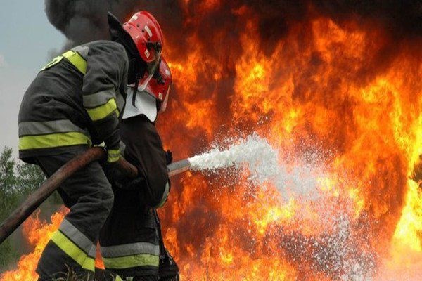 15 محبوس در میان شعله‌های آتش نجات یافتند