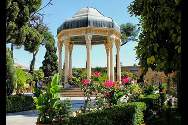 نگاه حافظ به جهان هستی نگاهی فراگیر است