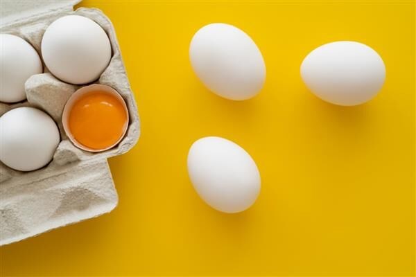 مصرف خام زرده تخم‌مرغ برای گلودرد، توصیه‌ای بدون پشتوانه علمی است