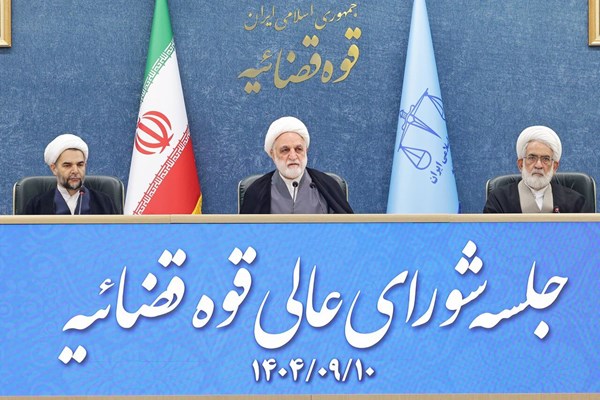 کارگزاران و مردم باید ملتزم به قانون اساسی باشیم