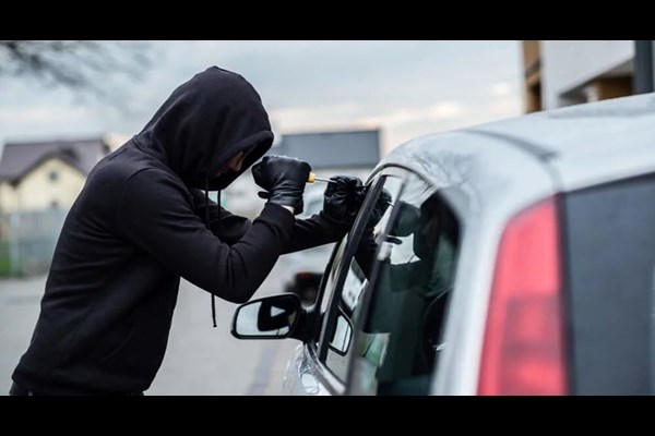 دستگیری سارق وسایل داخل خودرو با ۳۰ فقره سرقت در کرج