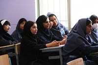 نوجوانان البرز در کنار پویش «نجات قطره‌ها» دیوار کلاس را رنگ زدند