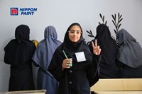 نوجوانان البرز در کنار پویش «نجات قطره‌ها» دیوار کلاس را رنگ زدند